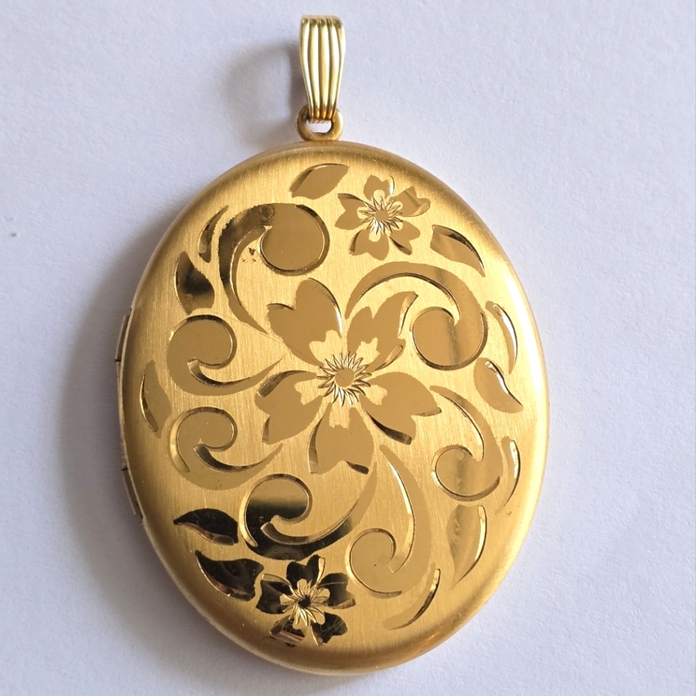 Vintage locket engraved flower design gold tone big oval floral photo holder